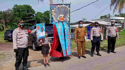 Foto : Polsek Tigaraksa Bersama Tim Penggerak PKK Desa Jambe Bagikan Masker Kepada Pengguna Jalan