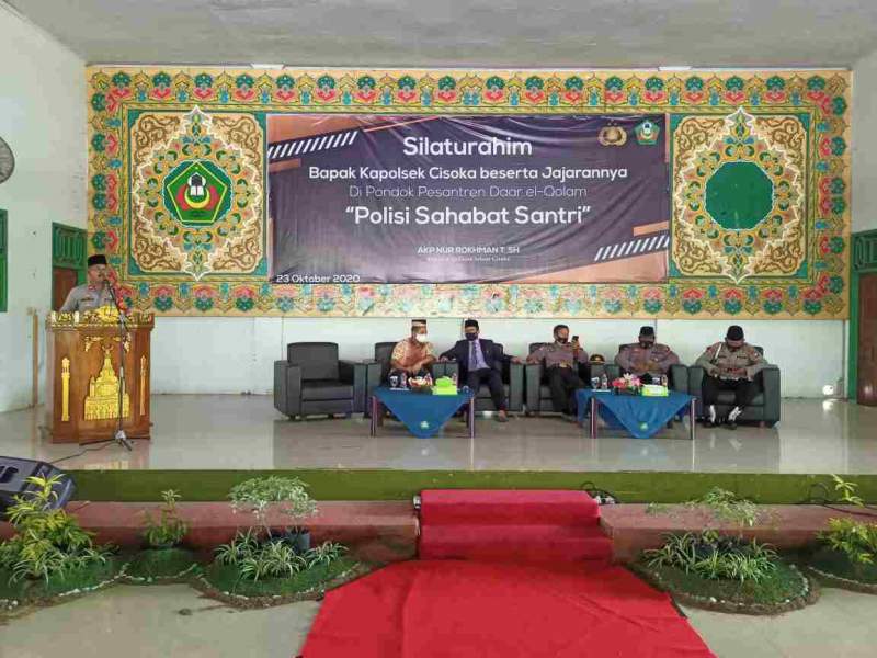 Foto : Polisi Sahabat Santri, Kapolsek Cisoka Kunjungi Pondok Pesantren Daar El-Qolam Gintung, Kecamatan Jayanti