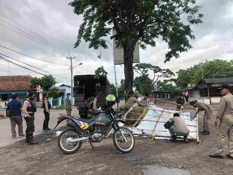 Foto : Polres Cilegon Bersama TNI Amankan Penertiban APK yang dilakukan Bawaslu