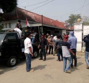 Perusahaan Peternakan Dituding Tak Berizin, Satpol PP Lebak Didemo