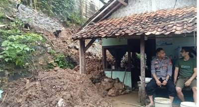 Rumah Seorang Janda Diduga Tertimpa Longsoran Perumahan