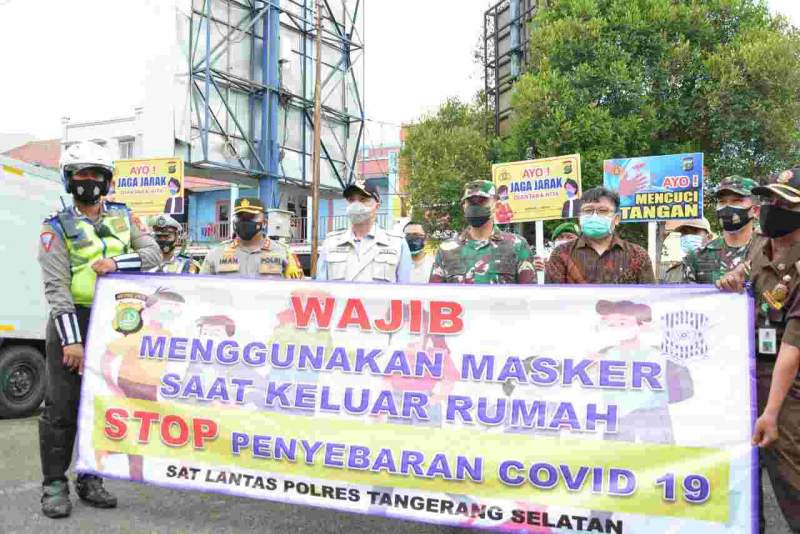 Gebrak Masker, Bupati Zaki Bagikan Masker Di Pasar Kelapa Dua