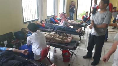 Jelang May Day, Buruh dan Polisi Gelar Donor Darah