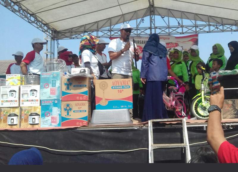 Penyerahan hadiah lomba Upacara HUT RI ke-73 Desa Jati Waringin.