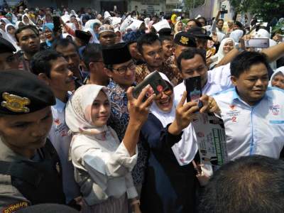 Ema-Ema di Cikupa Rebutan Selfie Bareng Sandiaga Uno