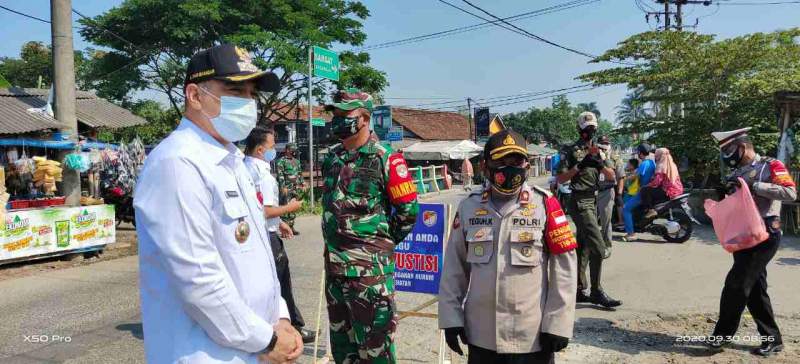 Foto : Bupati Tangerang Bagikan Masker Kepada Masyarakat Yang Melanggar Operasi Yustisi di Balaraja