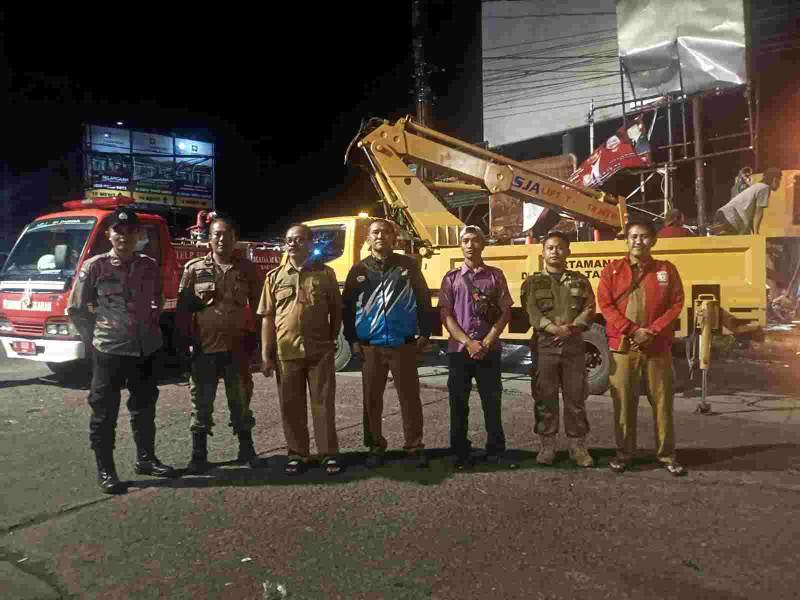 DLHK Kabupaten Tangerang Evakuasi Papan Reklame Yang Nyaris Roboh