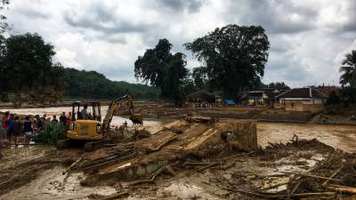 Sisa pondasi jembatan gantung kali Ciberang, dikampung Somang, Kecamatan Sajira, yang terputus diterjang banjir (foto : Dimas)