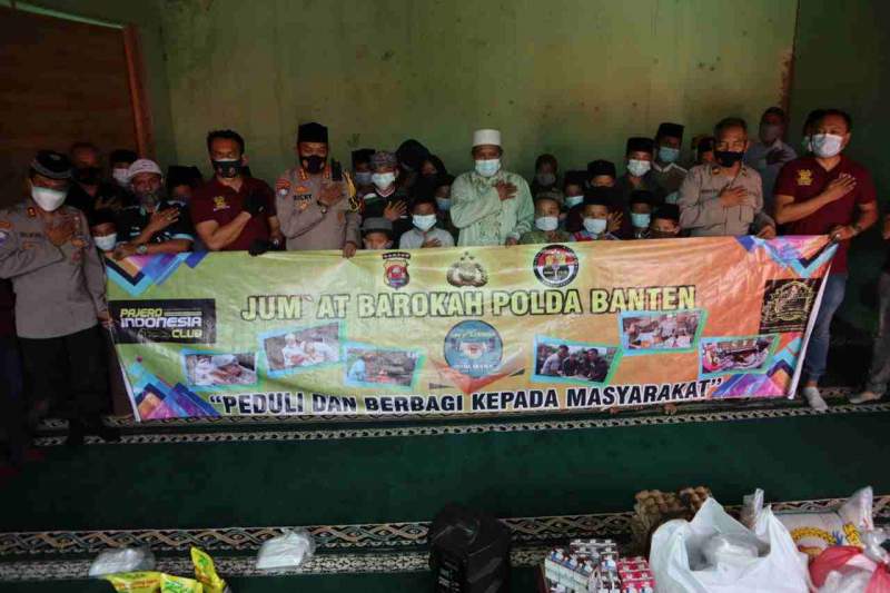 &quot;Warung Jum&#039;at&quot; Bersama Komunitas PIC, Polda Banten Sambangi Pondok Pesantren