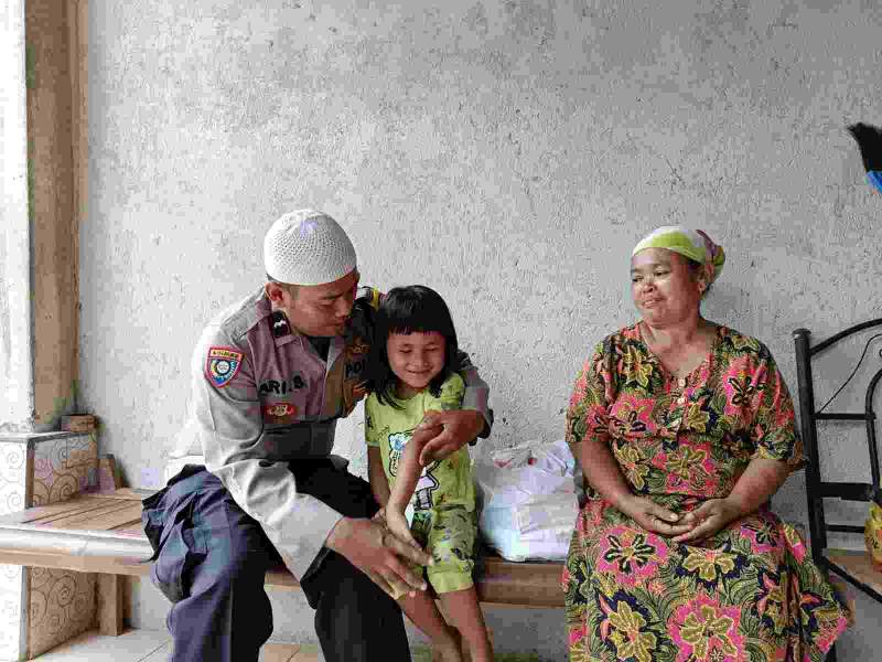 Ini Sosok Aipda.Ari Setiawan Bhabinkamtibmas Polsek Tigaraksa Yang Membantu Anak Buta Sejak Lahir