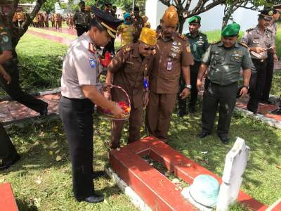 Dalam Rangka HUT ke 62, LVRI Lakukan Ziarah Bersama di Makam Pahlawan