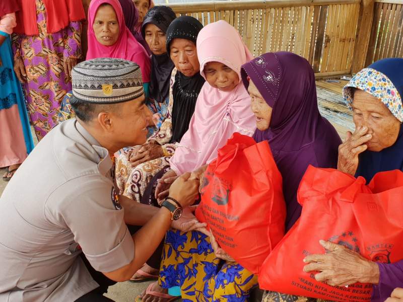 Tim Jum&#039;at Barokah Polda Banten Salurkan Zakat Penghasilan