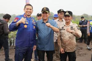 Pj. Bupati Dampingi Kabaharkam Polri Baksos dan Tanam Mangrove di Tanjung Pasir