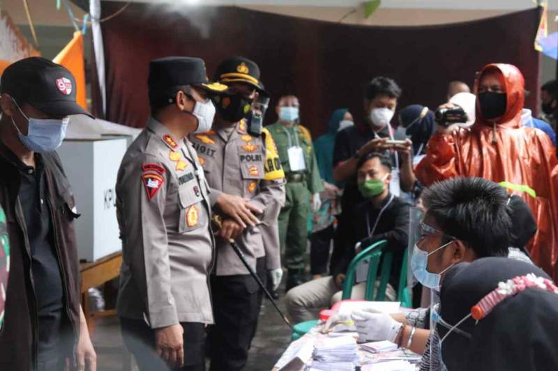 Foto : Kapolda Banten Bersama Pangdam III Siliwangi dan Wagub Banten Tinjau TPS-TPS di Kabupaten Serang