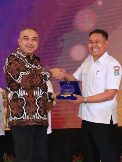 Camat Cisoka Terima Penghargaan Gemilang Financial Award Terbaik 2022