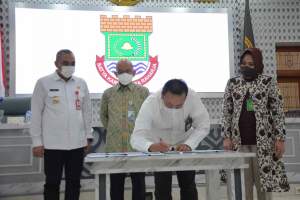 Bupati Zaki Simbolis Serahkan Santunan BPJS Ketenagakerjaan dan Saksikan MoU Kerjasama BPS dengan BPJS Ketenagakerjaan