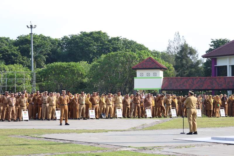 Pimpin Apel Pagi, Sekda Motivasi Para Pegawai Songsong Tahun 2025