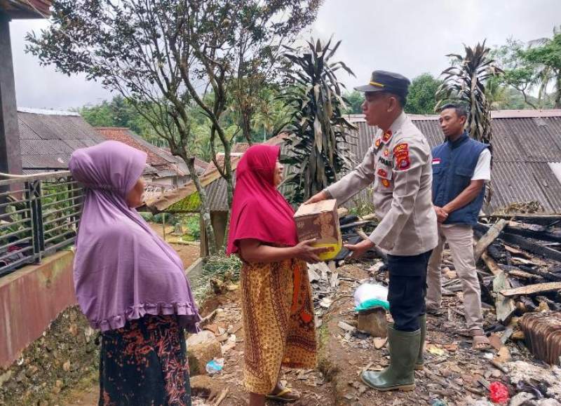 Korban Kebakaran di Desa Cijengkol Mendapat Bantuan Dari Kapolsek Cilograng