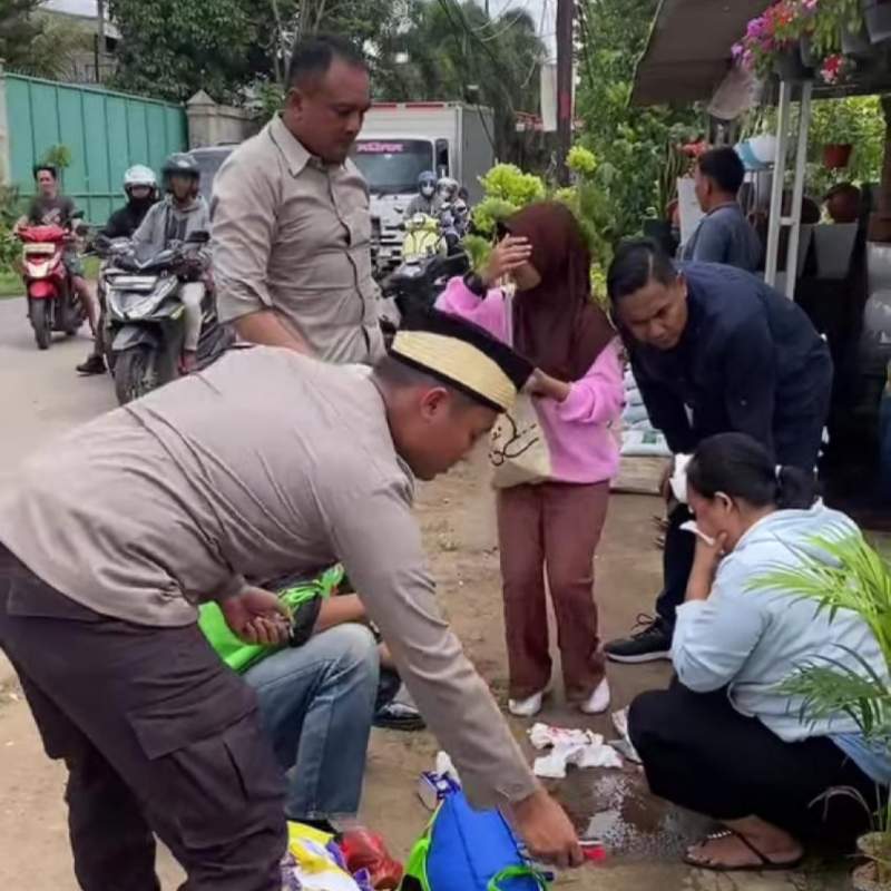 Polisi Peka, Bantu Evakuasi Korban Lakalantas Di Curug