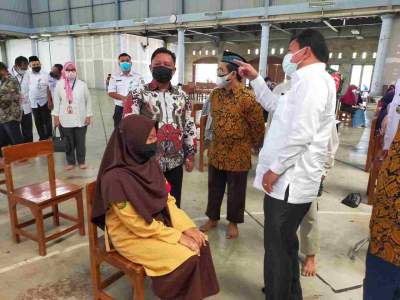 Sekda Tinjau Vaksinasi Ponpes Budi Mulya Kecamatan Solear