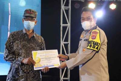 Foto : Dirbinmas Polda Banten Kombes Pol Riki Yanuarfi, SH., M.Si Berikan Penghargaan Kepada Pemenang Lomba Kampung Tangguh Kalimaya dan LKBA Tahun 2020