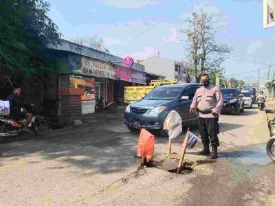 Demi kenyamanan Para Pengguna Jalan Anggota samapta Polsek Cisoka Laksanakan Giat Pengecekan Jalan Rusak