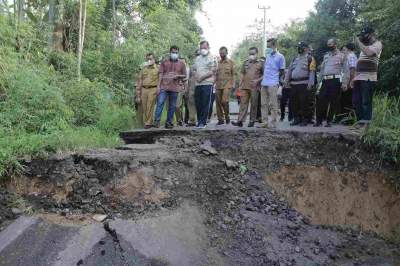 Plh Bupati OKU Meninjau Jalan Yang Terputus Akibat Intensitas Hujan