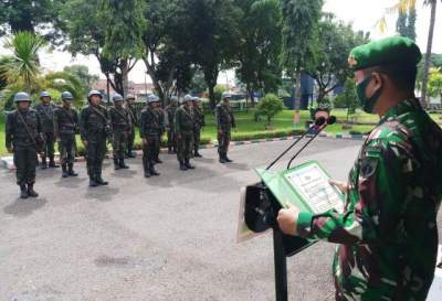 Terima Anggota Baru, Satuan Yonif 407/Padmakusuma Gelar Acara Tradisi