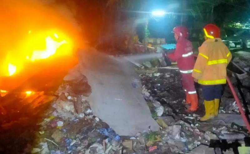 Respons Cepat BPBD Kota Tangerang Tangani Kebakaran Tumpukan Sampah Lahan Kosong di Benda