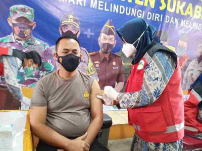 KAPOLRES SUKABUMI MENERIMA SUNTIKAN VAKSIN COVID-19