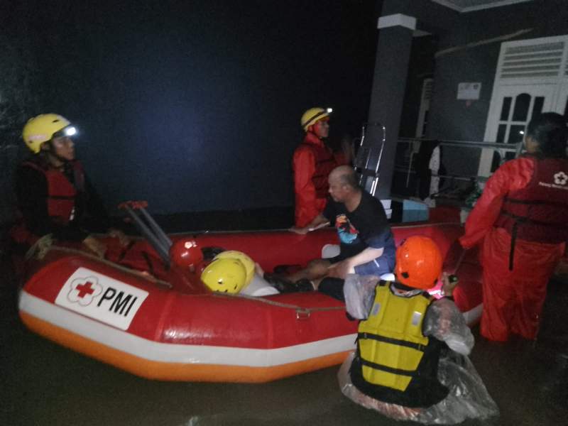 PMI Kota Tangerang Bantu Evakuasi Warga Terdampak Banjir