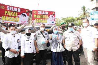 Gebrak Masker, Bupati OKU Bersama Forkopimda Turun Ke Jalan Bagikan Masker